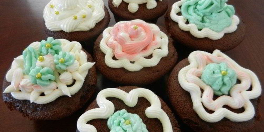 Как приготовить нежных шоколадных маффинов и крем для украшения