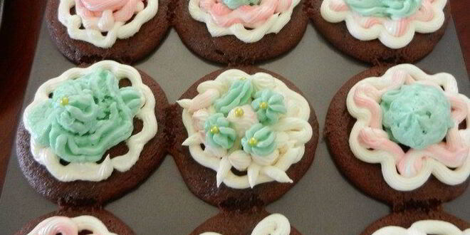 Рецепт нежных шоколадных маффинов и крем для украшения
