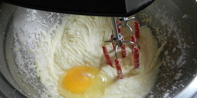 Рецепт нежных шоколадных маффинов и крем для украшения