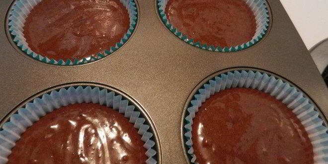 Рецепт нежных шоколадных маффинов и крем для украшения