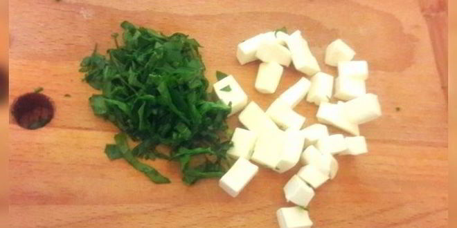 Рецепт закусочных маффинов с руколой и фетой