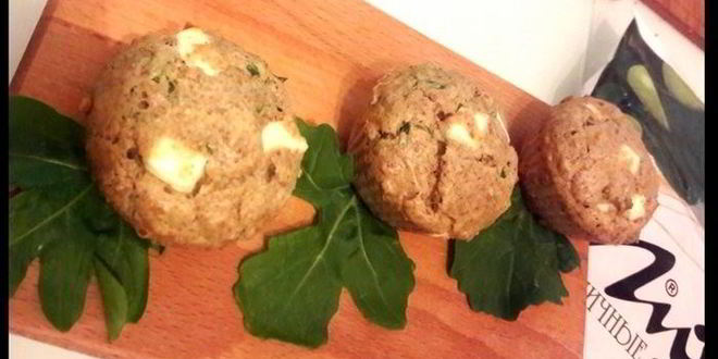 Рецепт закусочных маффинов с руколой и фетой