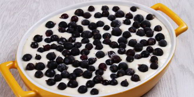 Рецепт манника с черной смородиной