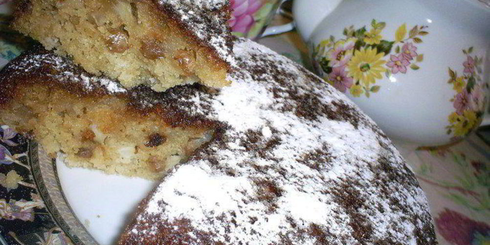 Как приготовить нежный манник с яблоками и изюмом