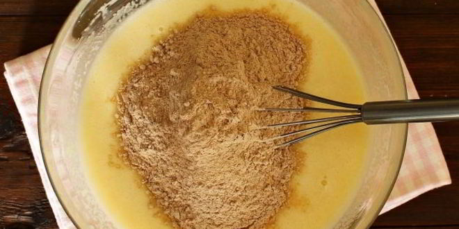 Рецепт шоколадного манника с халвой