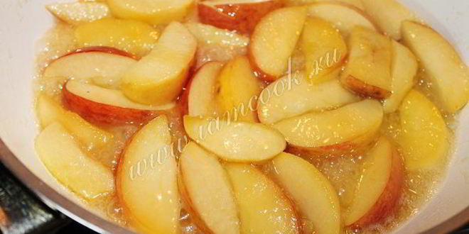 Рецепт шоколадного манника с яблоками