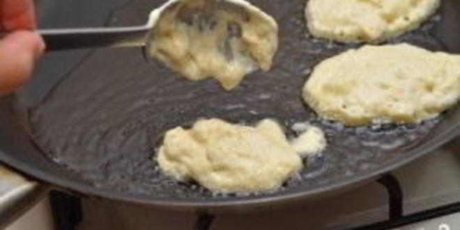 Рецепт дрожжевых оладий с яблоками