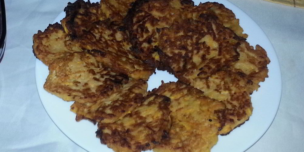 Как приготовить морковно-яблочные оладьи