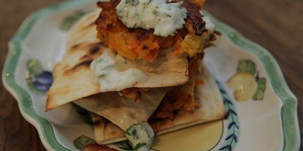 Как приготовить морковные оладьи на хрустящих крекерах с йогуртовым соусом