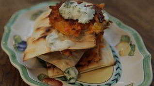 Рецепт Морковных оладий на хрустящих крекерах с йогуртовым соусом