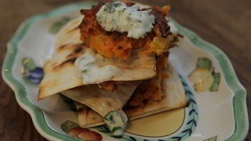 Рецепт Морковных оладий на хрустящих крекерах с йогуртовым соусом