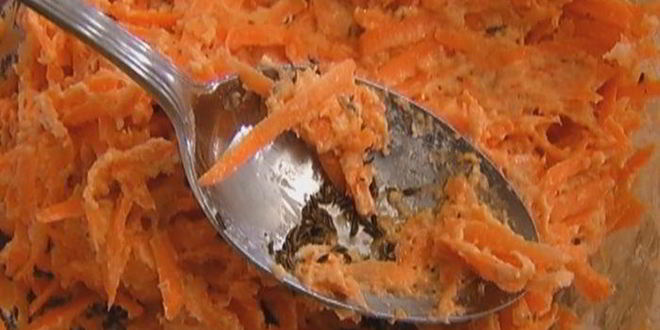 Рецепт морковных оладий на хрустящих крекерах с йогуртовым соусом