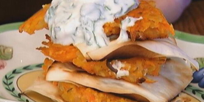 Рецепт морковных оладий на хрустящих крекерах с йогуртовым соусом