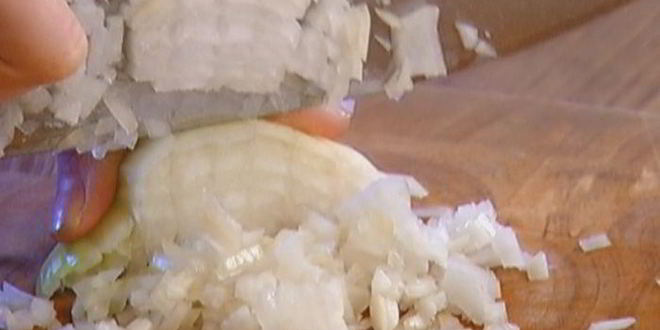 Рецепт морковных оладий на хрустящих крекерах с йогуртовым соусом