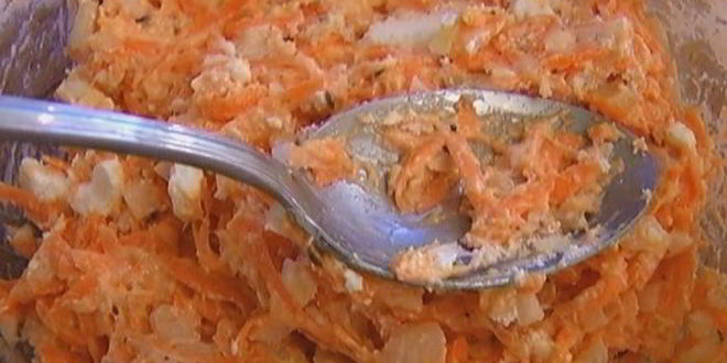 Рецепт морковных оладий на хрустящих крекерах с йогуртовым соусом