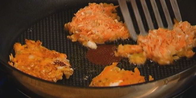 Рецепт морковных оладий на хрустящих крекерах с йогуртовым соусом