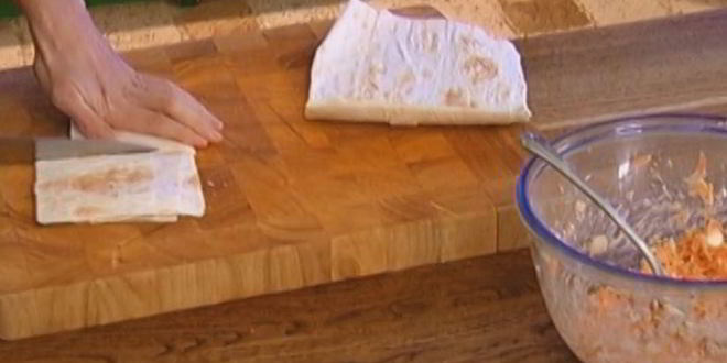 Рецепт морковных оладий на хрустящих крекерах с йогуртовым соусом