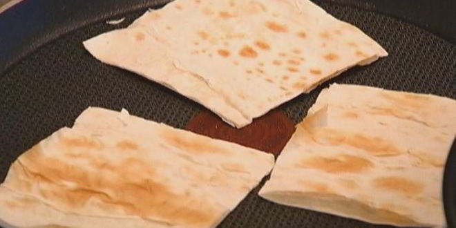 Рецепт морковных оладий на хрустящих крекерах с йогуртовым соусом