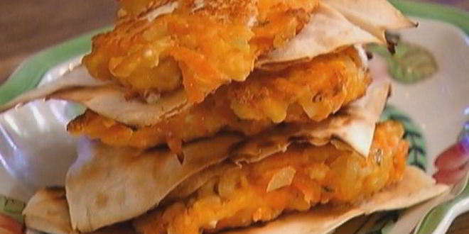 Рецепт морковных оладий на хрустящих крекерах с йогуртовым соусом