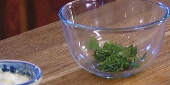 Рецепт морковных оладий на хрустящих крекерах с йогуртовым соусом