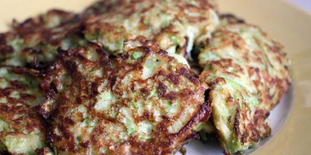 Как приготовить оладьи из цукини со сметаной и мускатным орехом