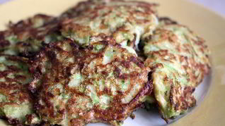 Рецепт Оладий из цукини со сметаной и мускатным орехом