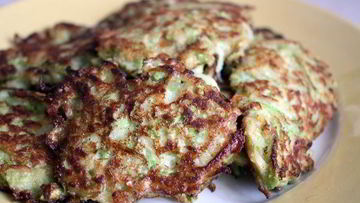 Рецепт Оладий из цукини со сметаной и мускатным орехом