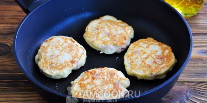 Рецепт оладий с колбасой и сыром