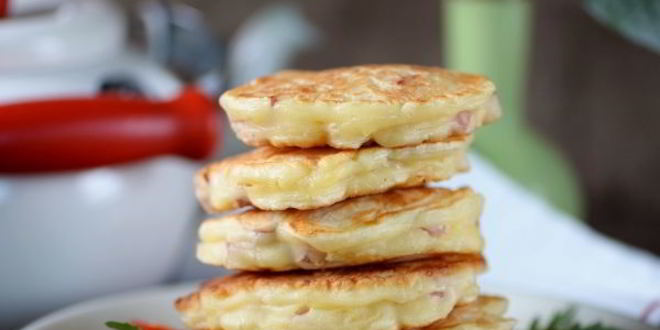 Рецепт оладий с колбасой и сыром