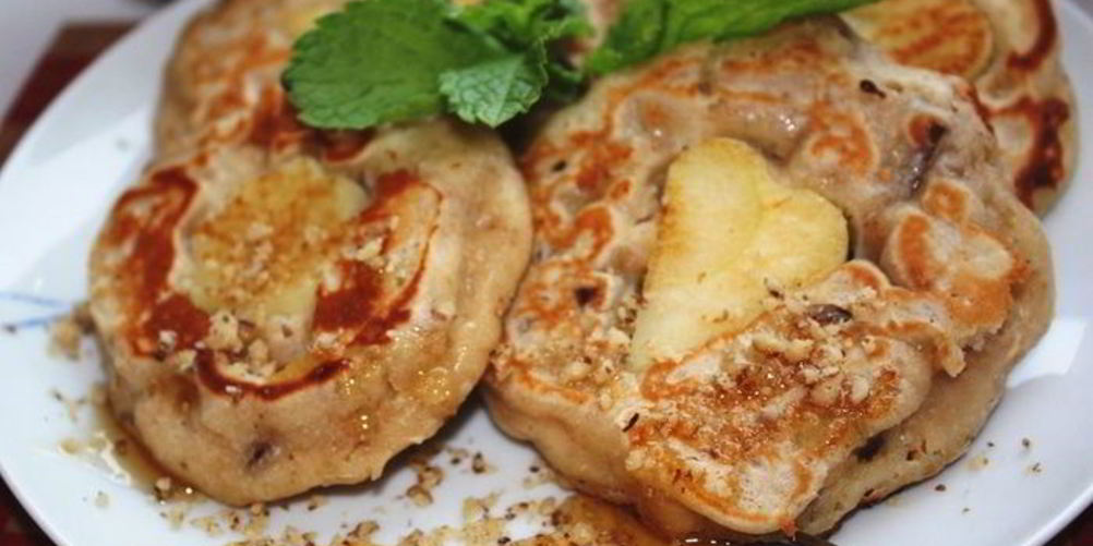 Как приготовить оладьи с яблоками, финиками и орешками