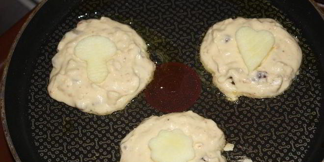 Рецепт оладий с яблоками, финиками и орешками