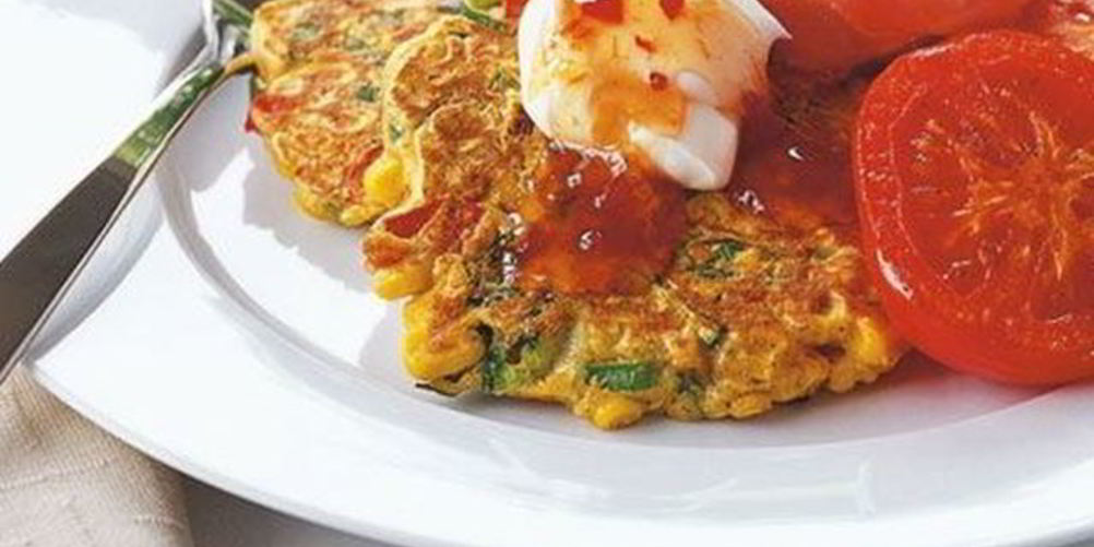 Как приготовить оладьи со сладкой кукурузой, томатами и беконом