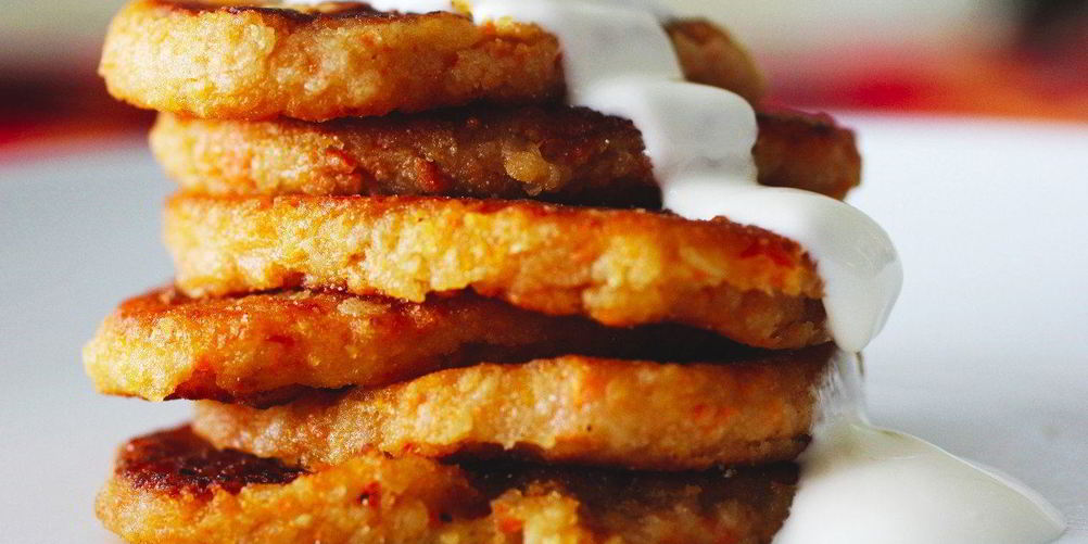 Как приготовить яблочно-морковные оладушки с геркулесом