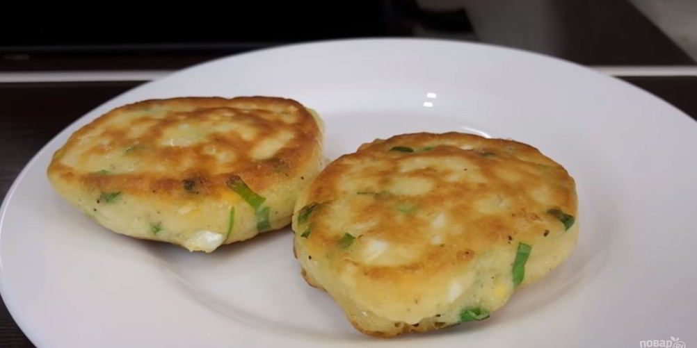 Как приготовить закусочные оладушки с зеленым луком и яйцом