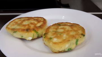 Рецепт Закусочных оладушек с зеленым луком и яйцом