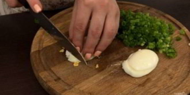 Рецепт закусочных оладушек с зеленым луком и яйцом