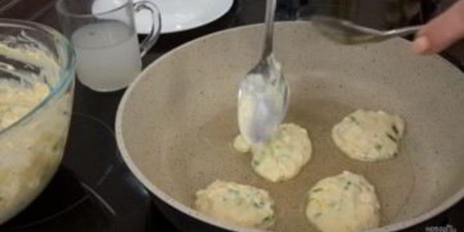 Рецепт закусочных оладушек с зеленым луком и яйцом