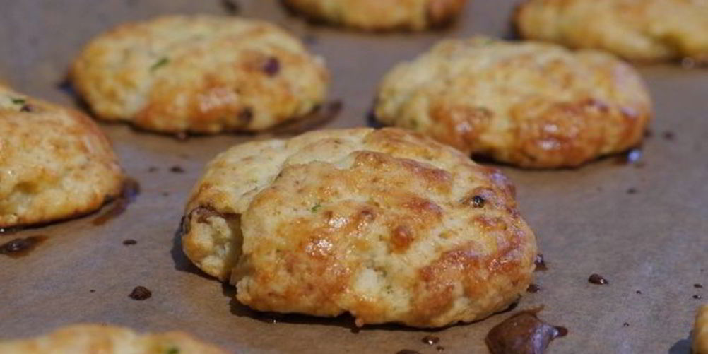 Как приготовить картофельное печенье с сыром и грудинкой