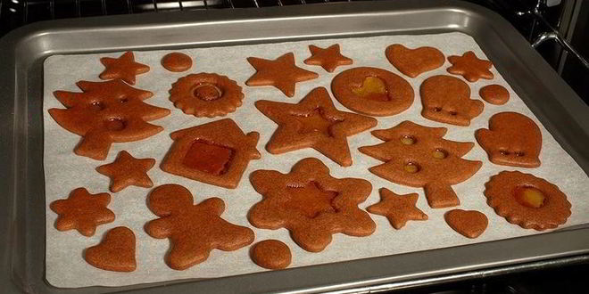 Рецепт корично-гвоздичного печенье с леденцовыми окошками