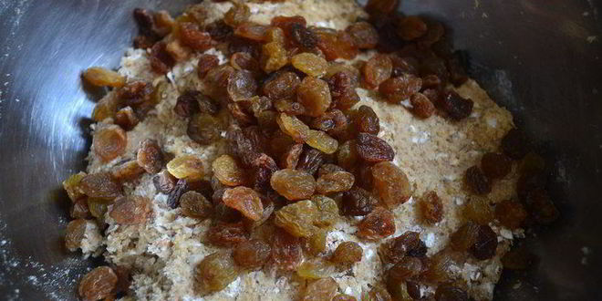 Рецепт овсяного печенья с изюмом и кусочками шоколада