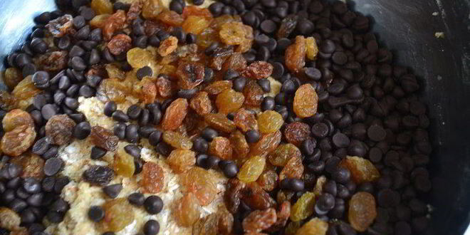 Рецепт овсяного печенья с изюмом и кусочками шоколада