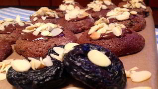 Рецепт Шоколадного печенья с черносливом и миндалем
