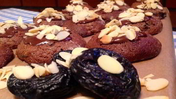 Рецепт Шоколадного печенья с черносливом и миндалем