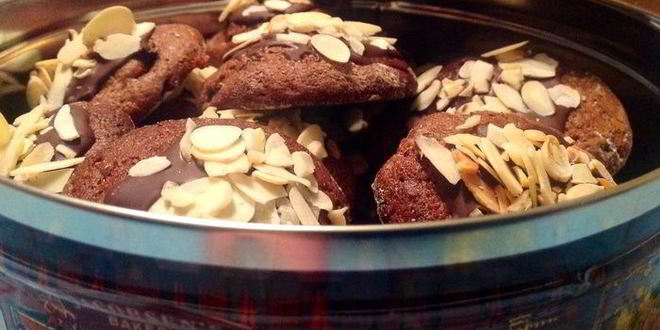 Рецепт шоколадного печенья с черносливом и миндалем