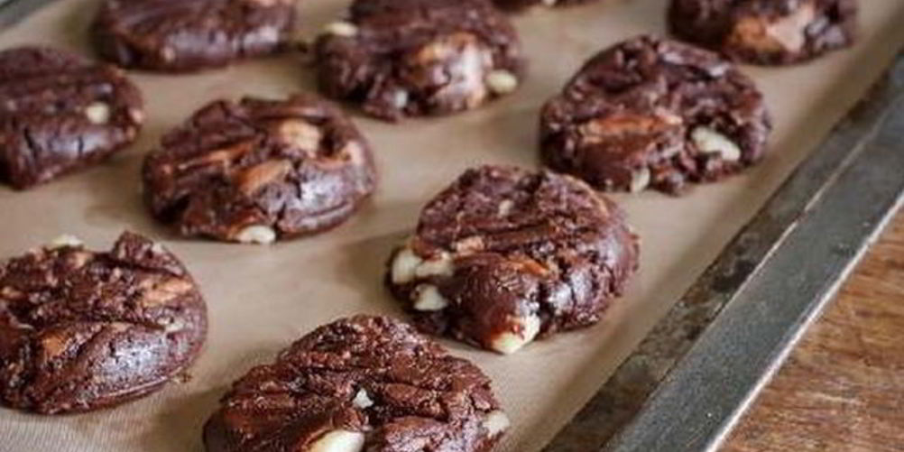 Как приготовить шоколадное печенье с орехами
