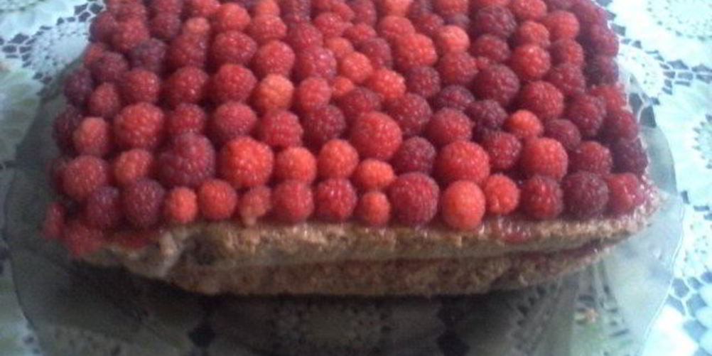 Как приготовить бисквитный пирог с малиной