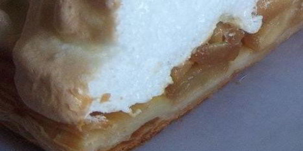 Как приготовить нежный яблочный пирог с меренгой