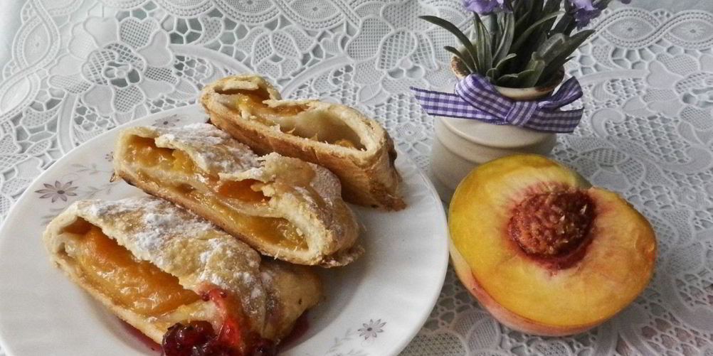 Как приготовить пирог из слоеного теста с персиками