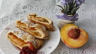 Рецепт Пирога из слоеного теста с персиками