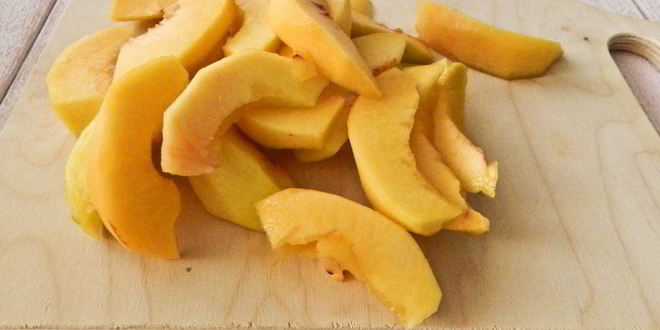 Рецепт пирога из слоеного теста с персиками